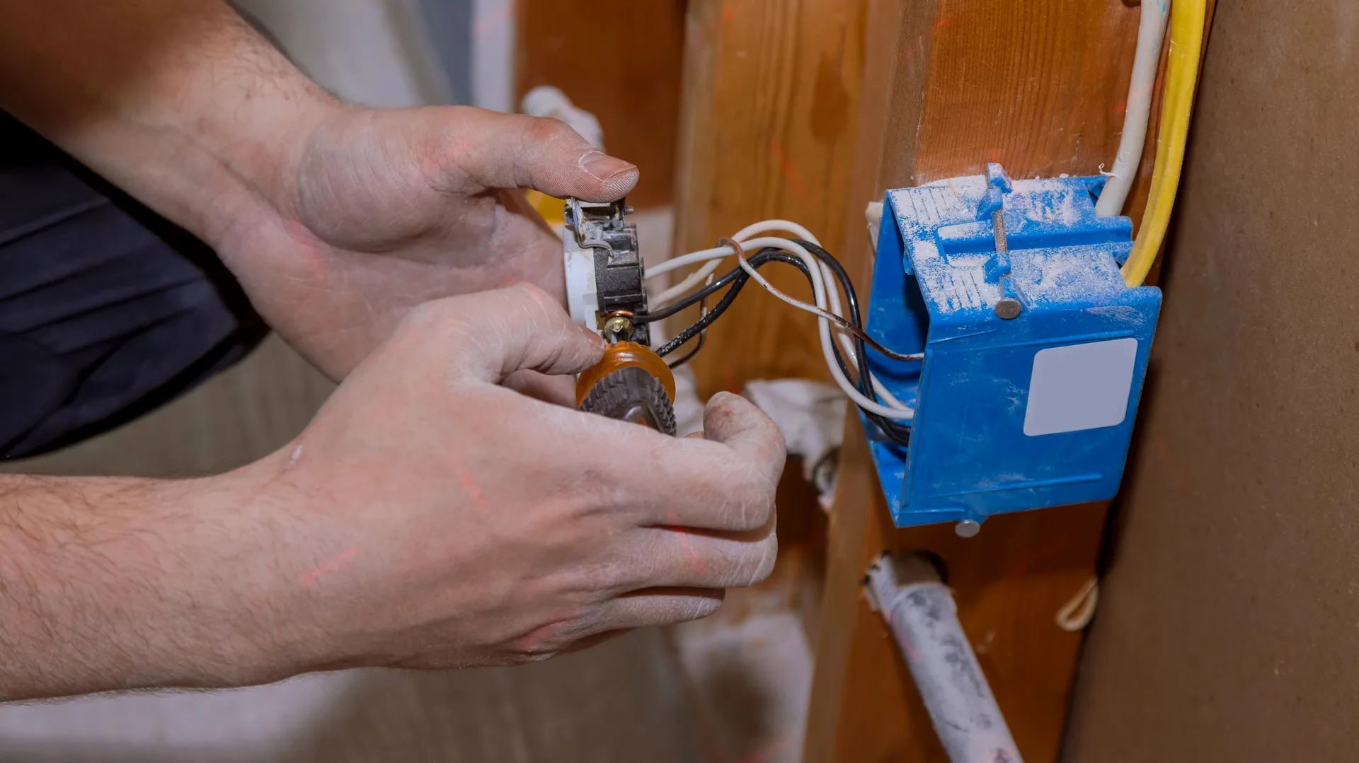 Électricien professionnel en intervention à Paris